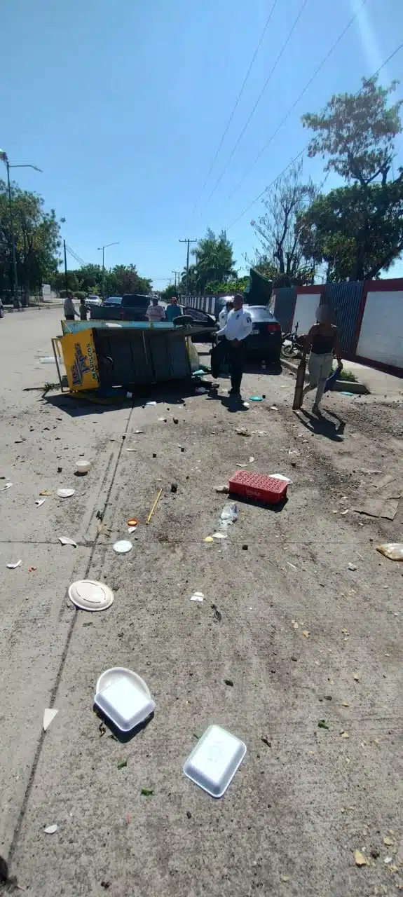 Carro que chocó contra una carreta en Escuinapa