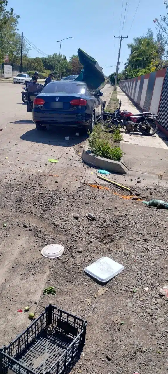 Carro que chocó contra una carreta en Escuinapa