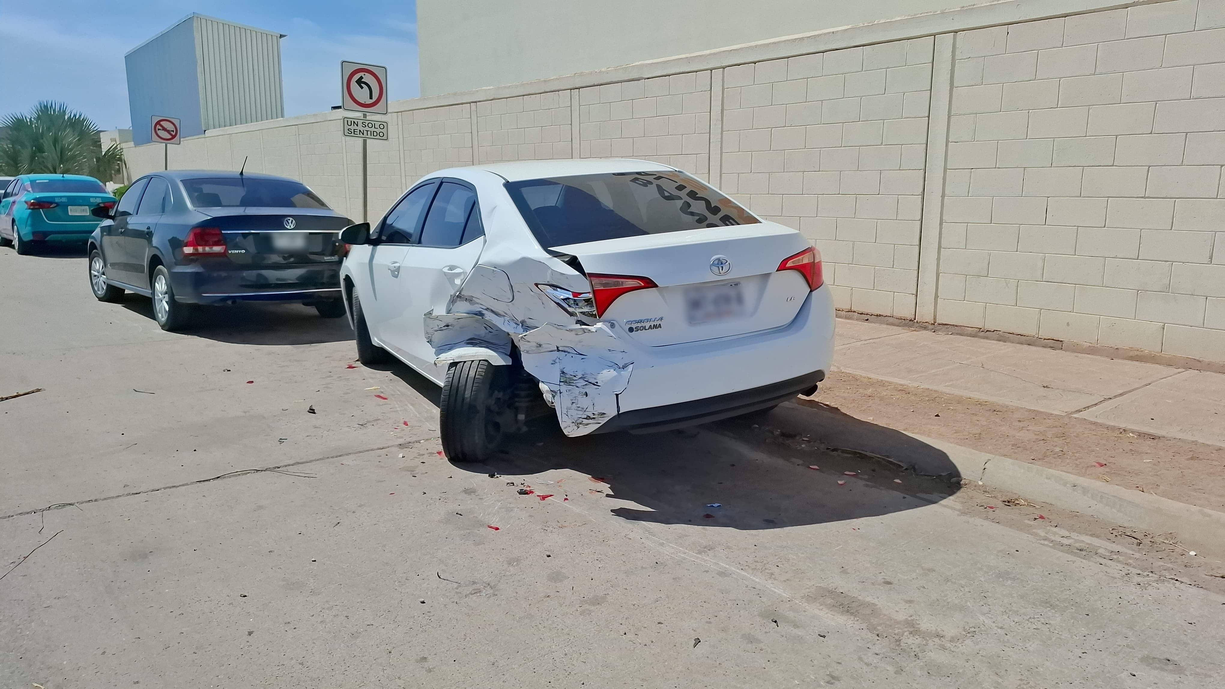 Carro chocado de una llanta y la parte trasera del lado del chofer en Los Mochis