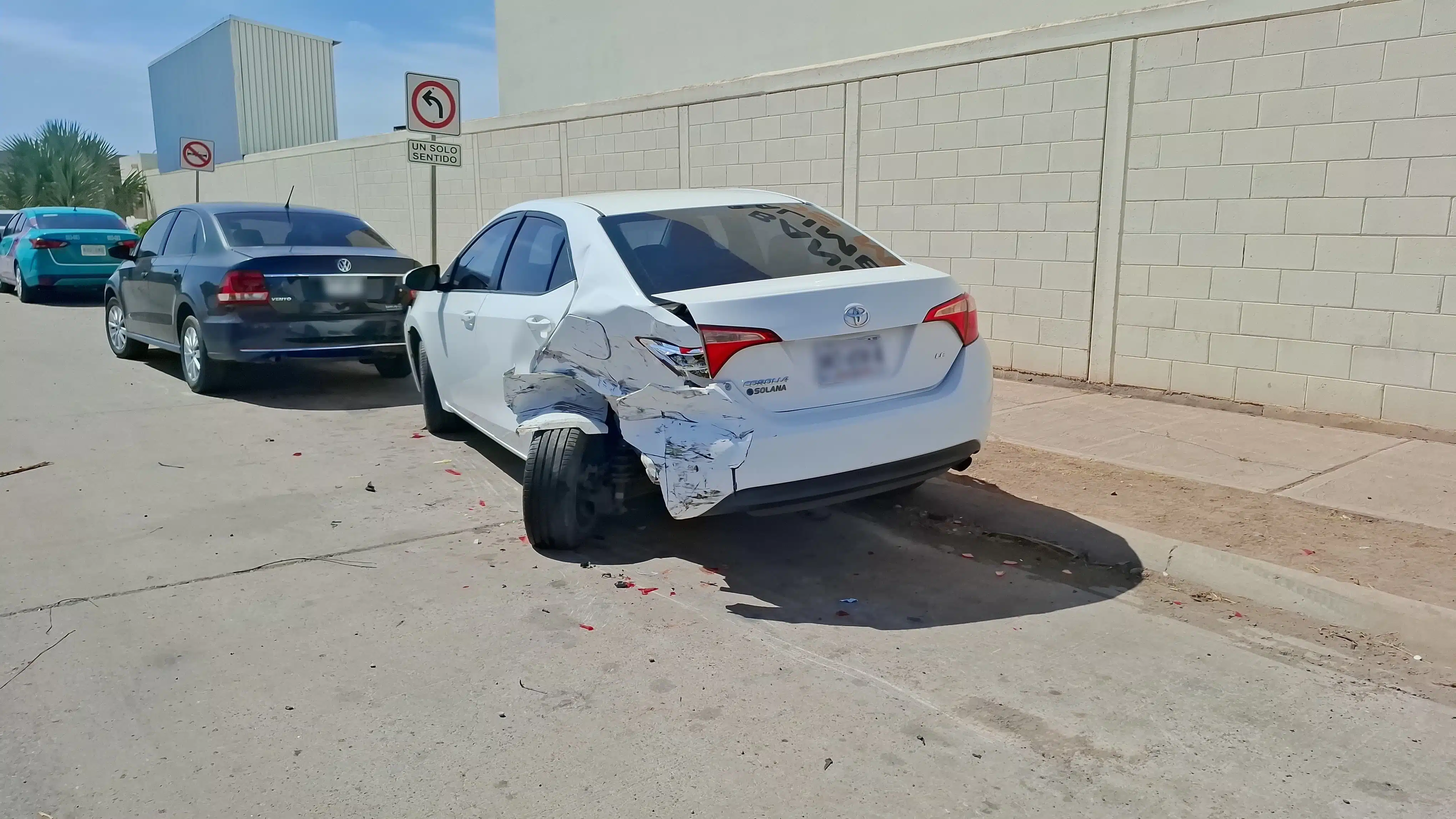 Carro chocado de una llanta y la parte trasera del lado del chofer en Los Mochis