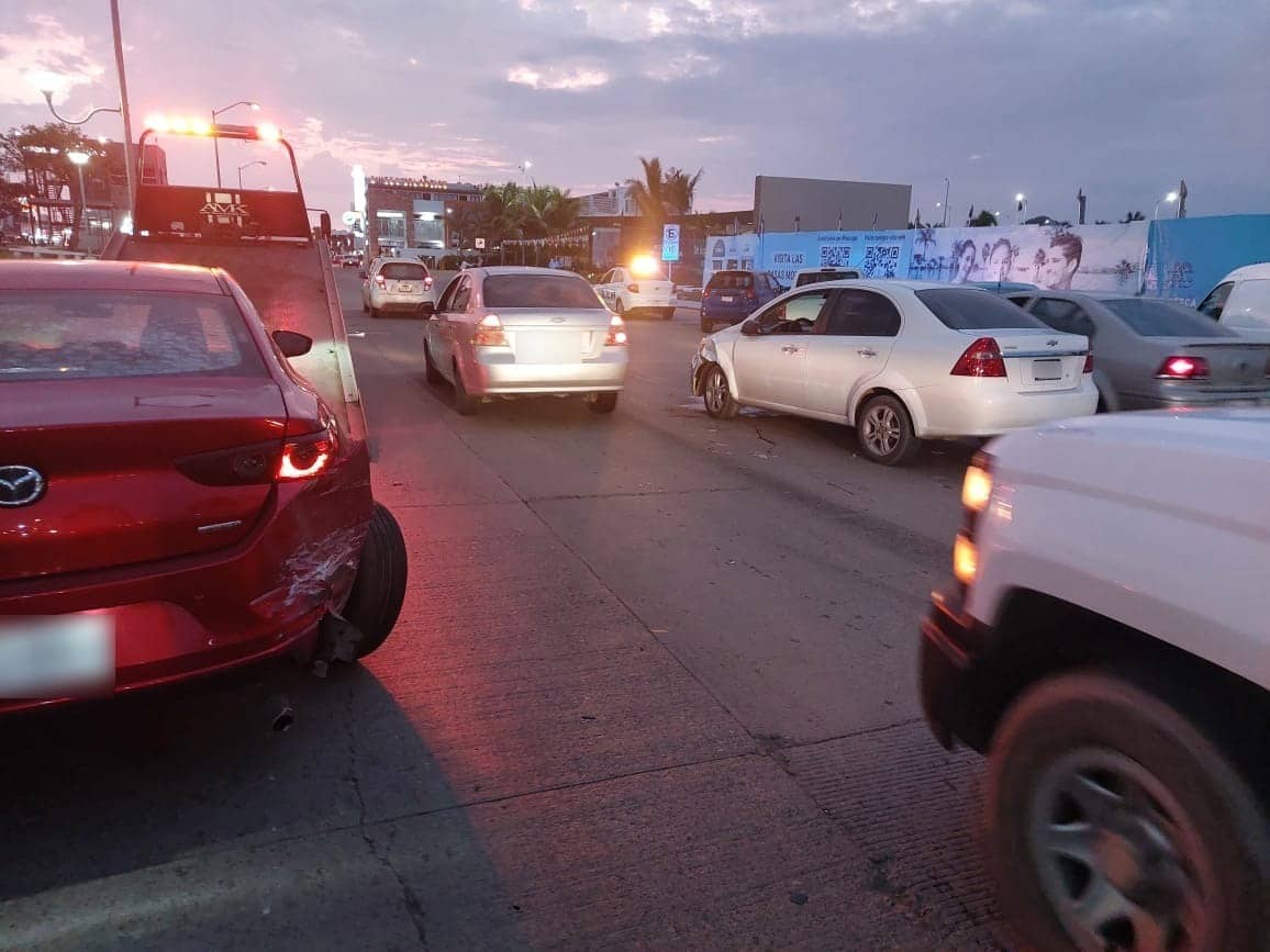 Accidente tipo choque por alcance debido al tráfico que había por otro percance en Mazatlán