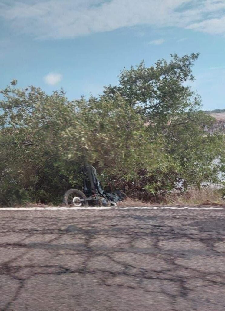 Motocicleta en la que viajaba Ernesto cuando chocó en la carretera Agua Verde-Caimanero, Rosario