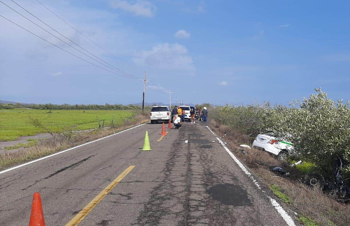 Personas junto al cuerpo de Ernesto, quien falleció después de chocar contra un taxi cuando viajaba en su motocicleta en la carretera Agua Verde-Caimanero, Rosario