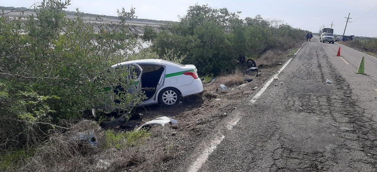Taxi con el que chocó Ernesto cuando viajaba en su motocicleta en la carretera Agua Verde-Caimanero, Rosario