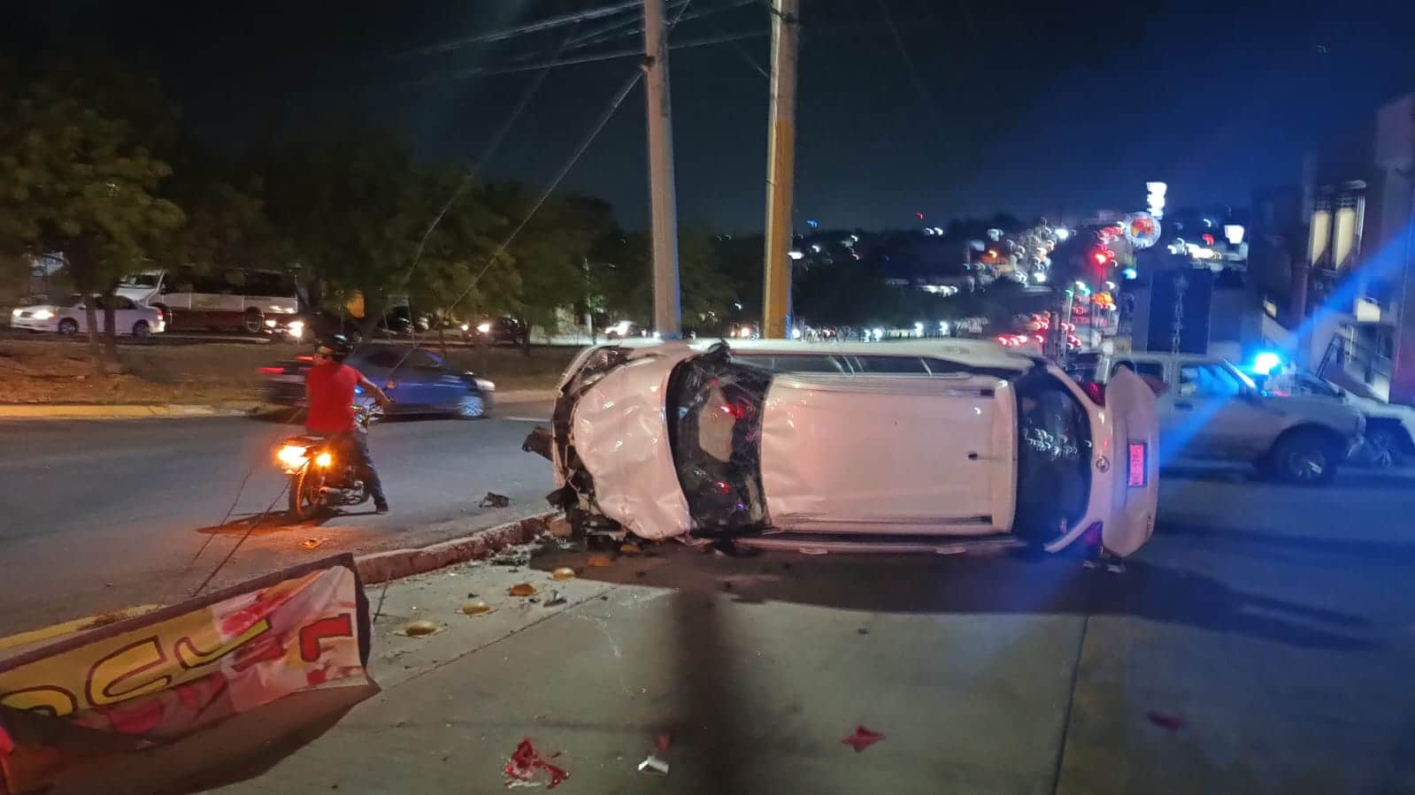 La camioneta terminó volcada sobre el bulevar México 68 en Culiacán.