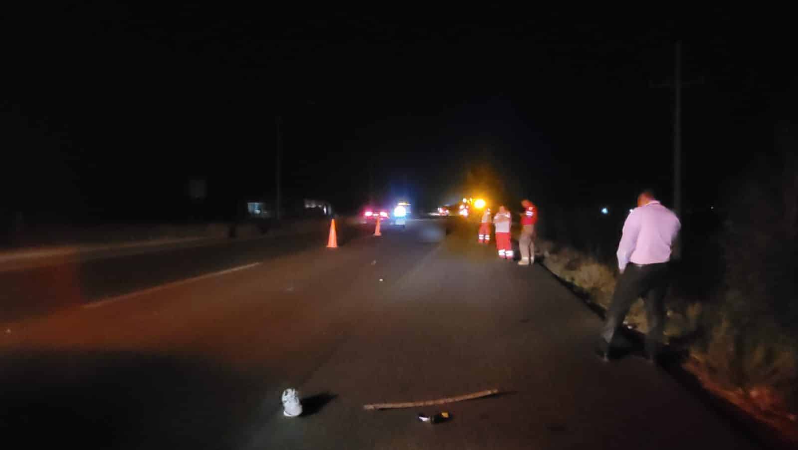 Zapato en el pavimento y y el cuerpo de un hombre que fue atropellado y perdió la vida por la carretera México 15 en Los Mochis