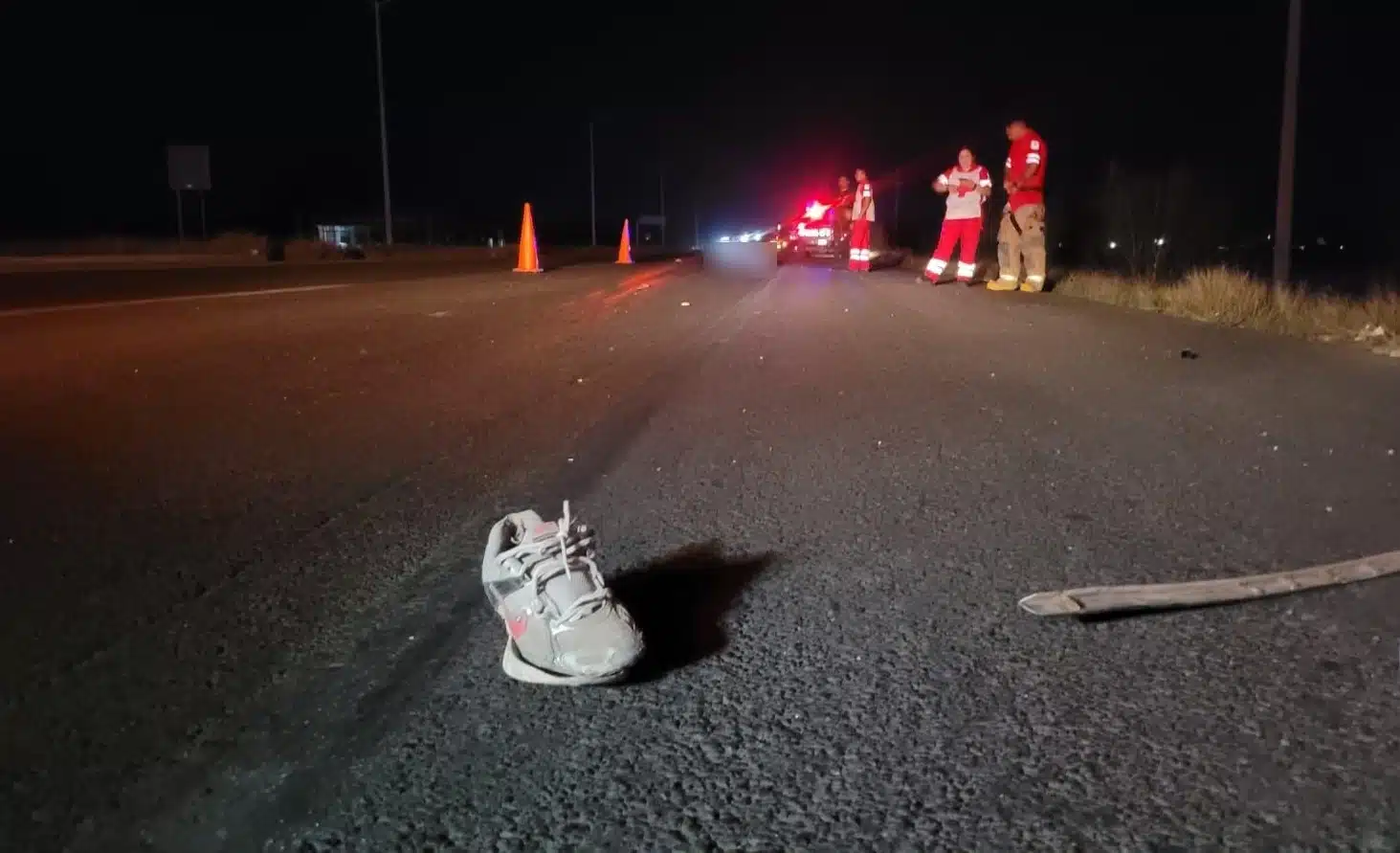Zapato en el pavimento de un hombre que fue atropellado y perdió la vida por la carretera México 15 en Los Mochis