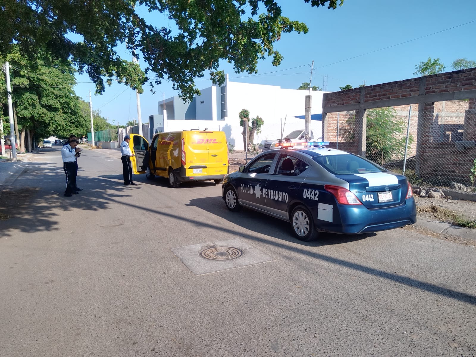 El joven motociclista quedó lesionado tras el accidente.