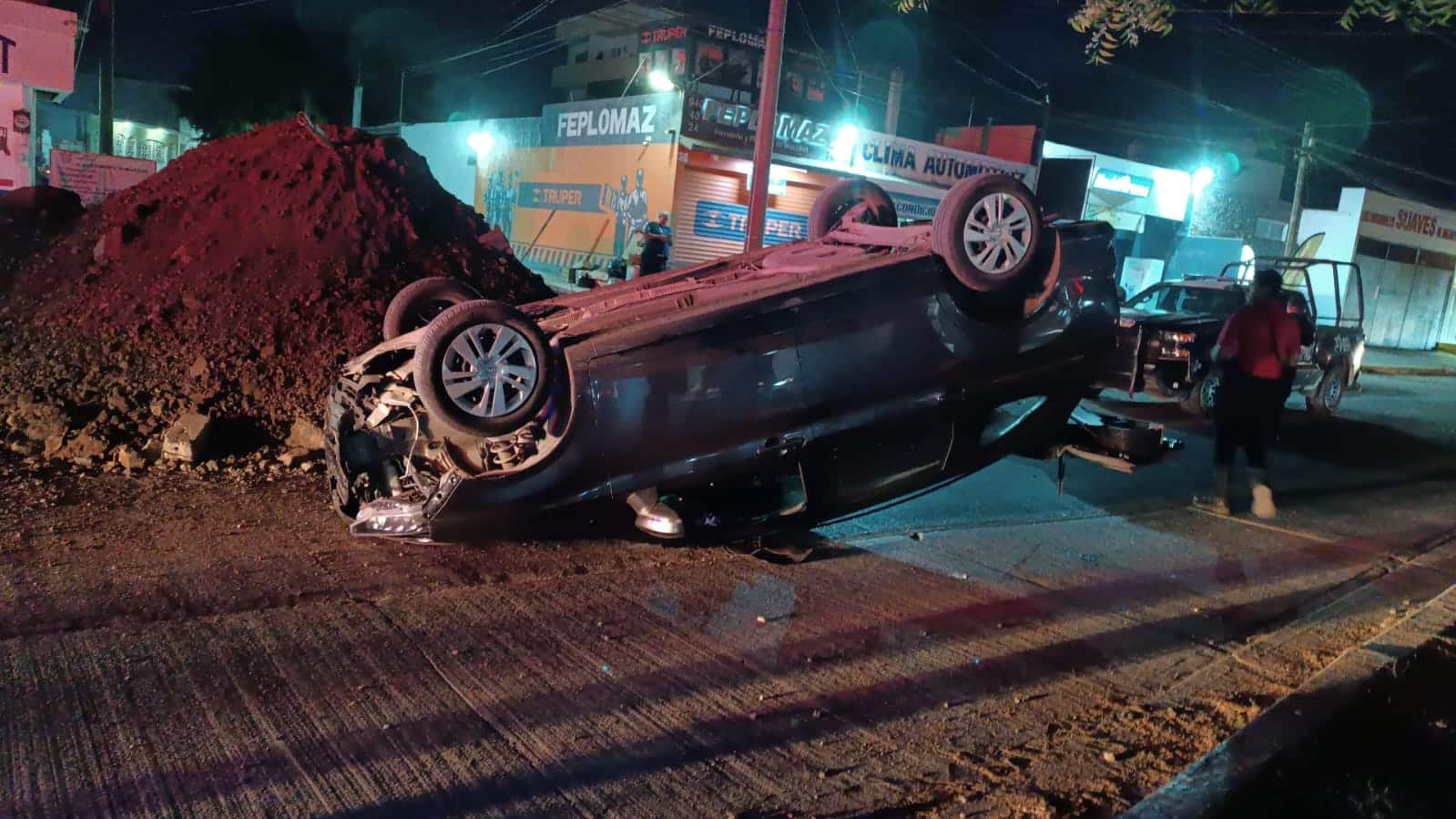 Una de las camionetas terminó volcada en la colonia Jaripillo.