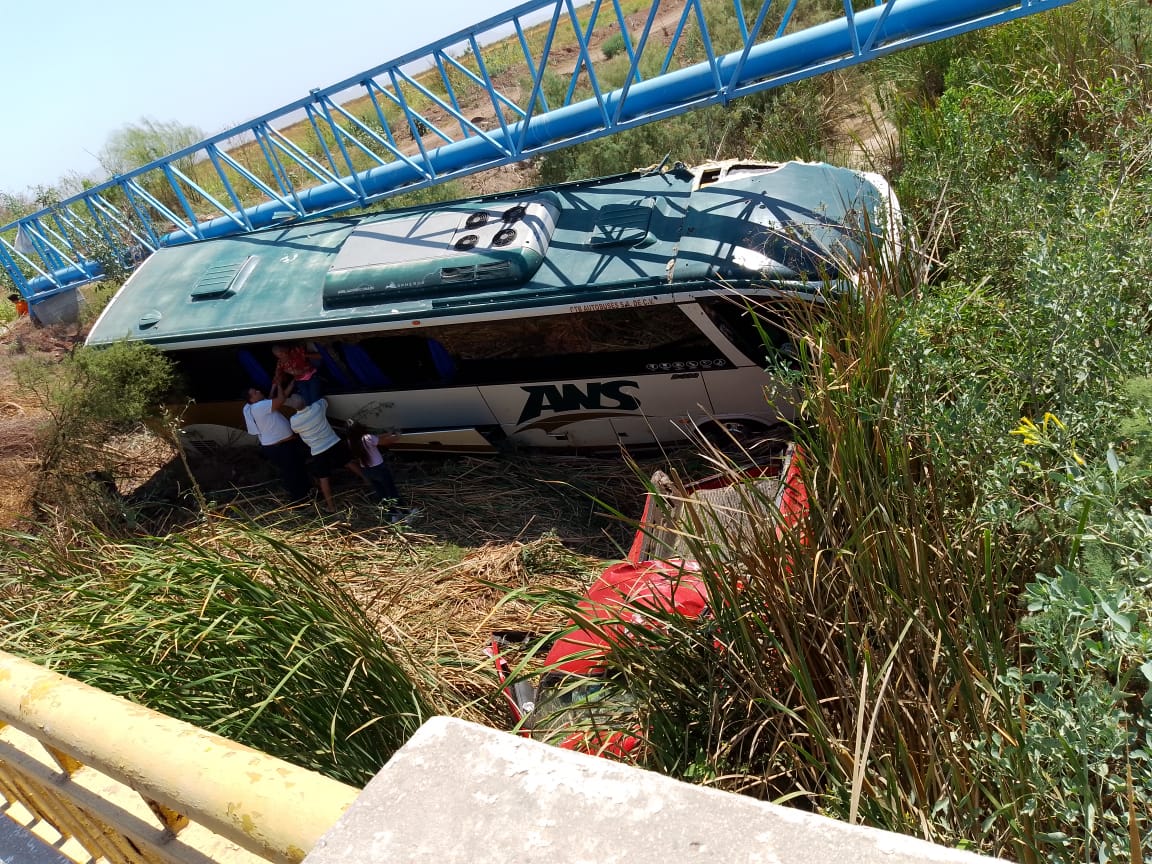 Autobús fuera de la carretera tras el accidente sobre la México 15