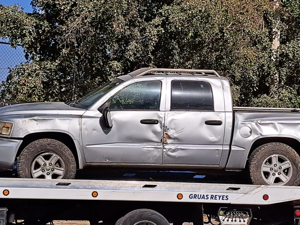 Camioneta golpeada tras un accidente tipo volcadura en Juntas de Humaya, Culiacán