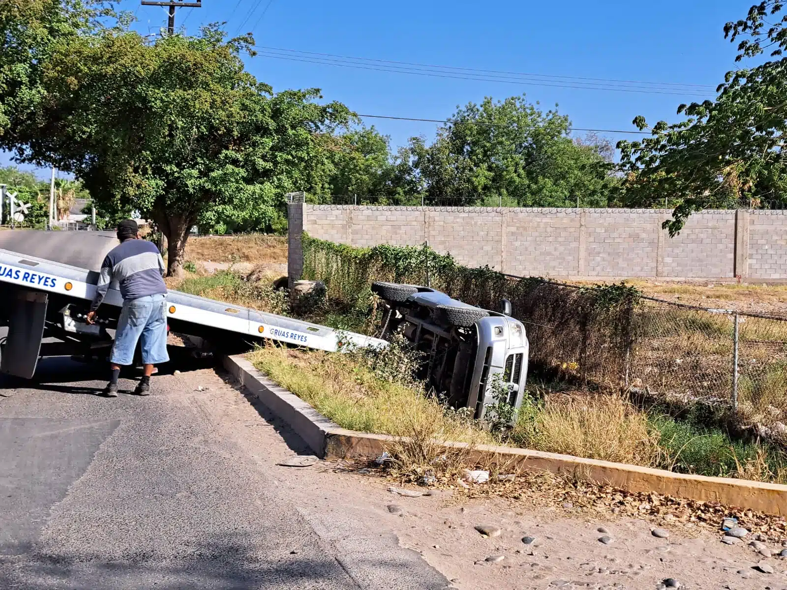 Camioneta con los neumáticos hacia un lado adentro de un canal en Juntas de Humaya, Culiacán