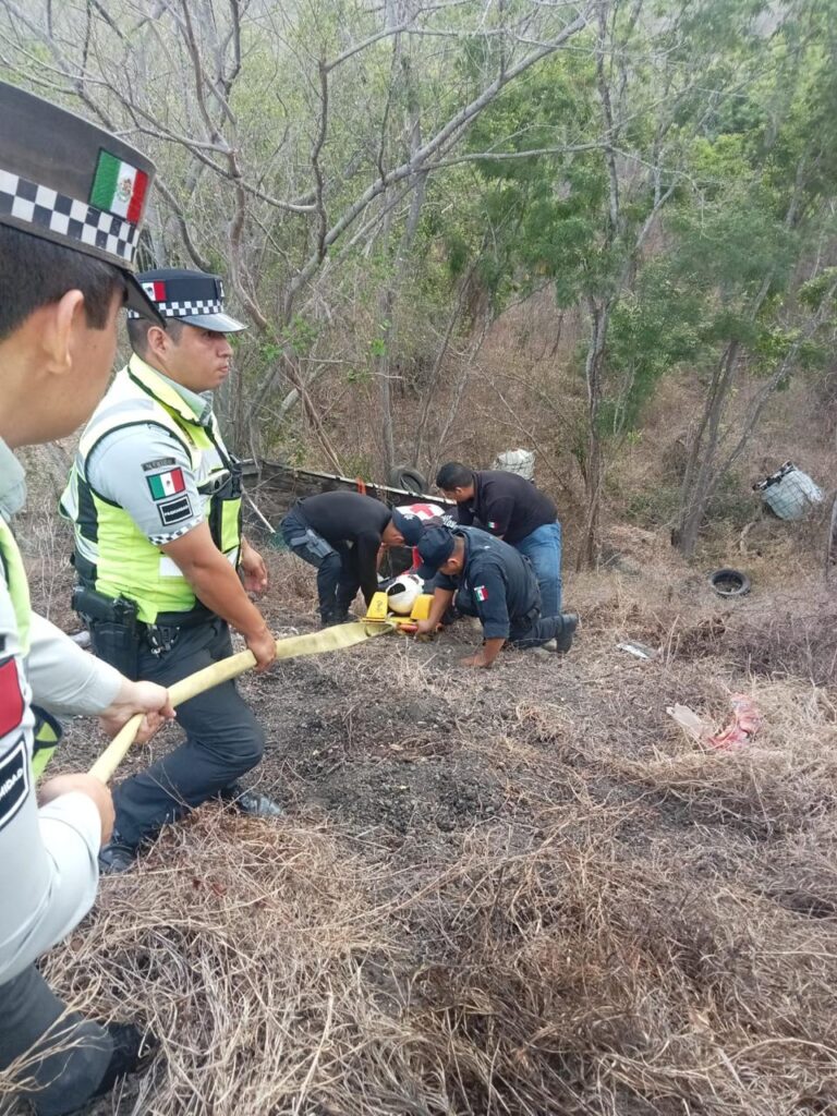 Elementos de la Guardia Nacional auxiliando a Aarón tras un accidente, quien viajaba en un tractocamión que se volcó en San Ignacio