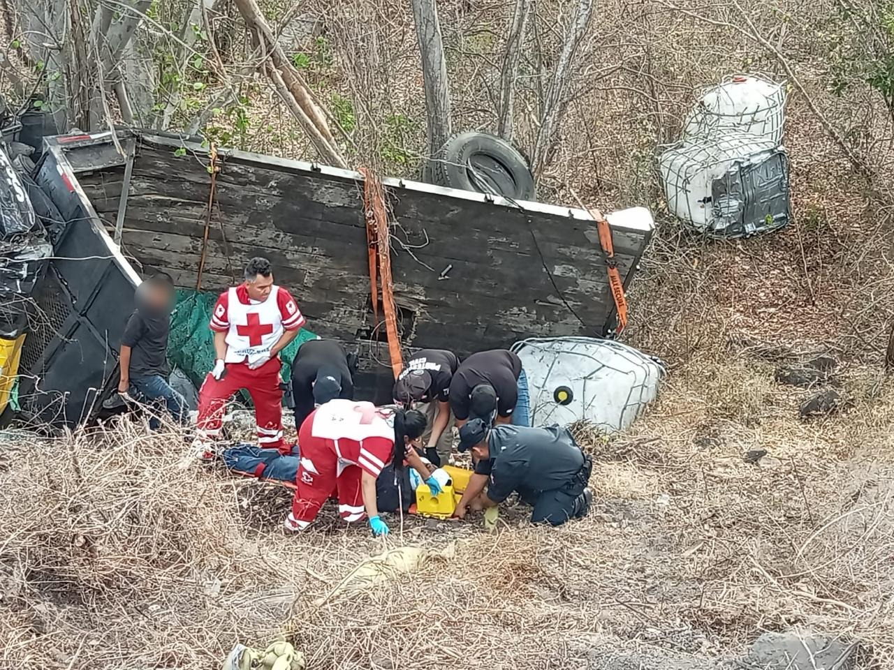 Elementos de Cruz Roja auxiliando a Aarón tras un accidente, quien viajaba en un tractocamión que se volcó en San Ignacio