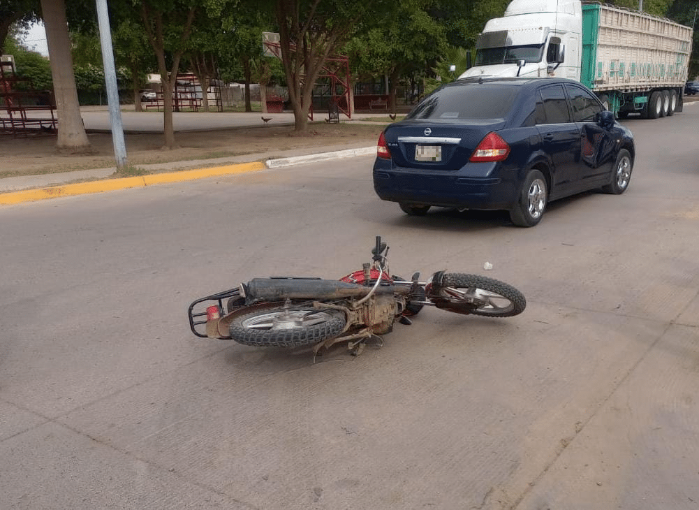 Una motocicleta quedó tirada en el suelo tras un accidente
