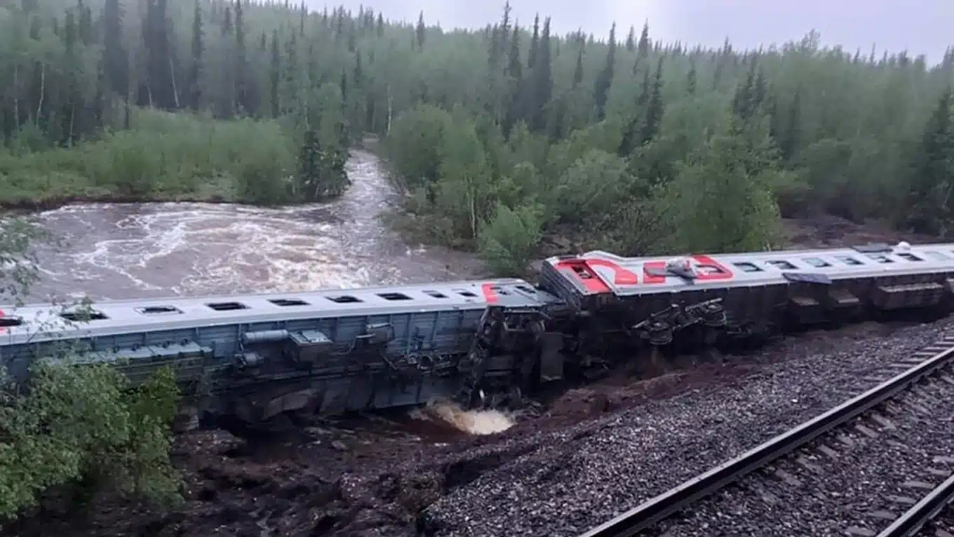 Tren de pasajeros se descarrila en Rusia
