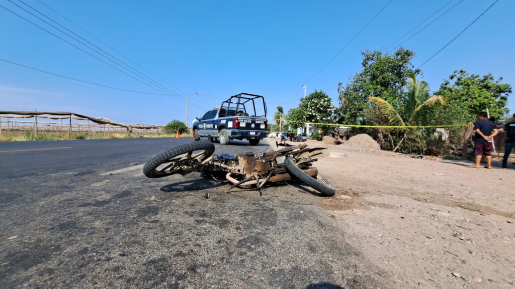 Motocicleta yace en el asfalto después de que fue embestida por una camioneta