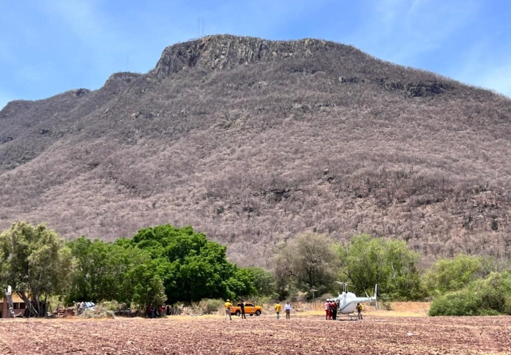 Equipo de rescate en el cerro de Carricitos en Guamúchil