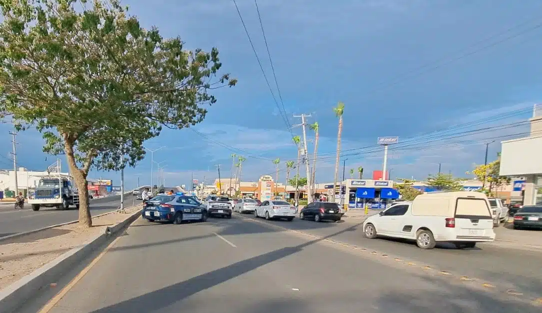 Policía de Tránsito de Culiacán llegan al lugar del accidente