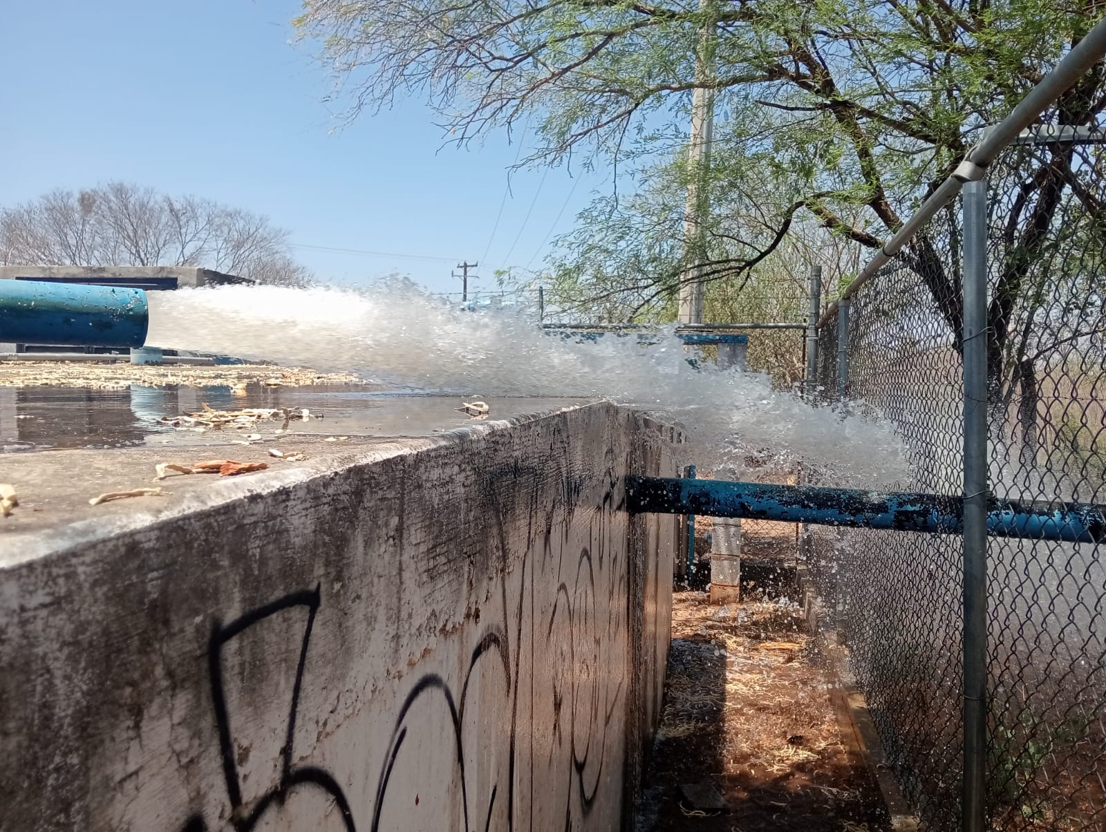 Agua saliendo de una llave en El Fuerte