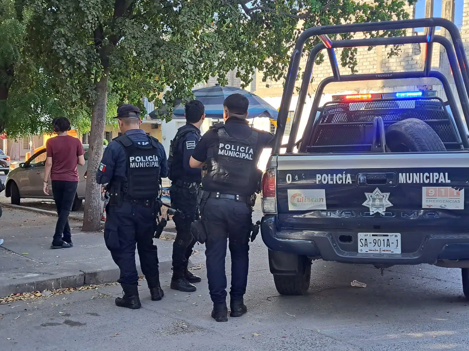 Patrulla de la policía municipal de Culiacán en el lugar donde Eduardo atacó a Jesús Yair, cuando se encontraba vendiendo aguas frescas