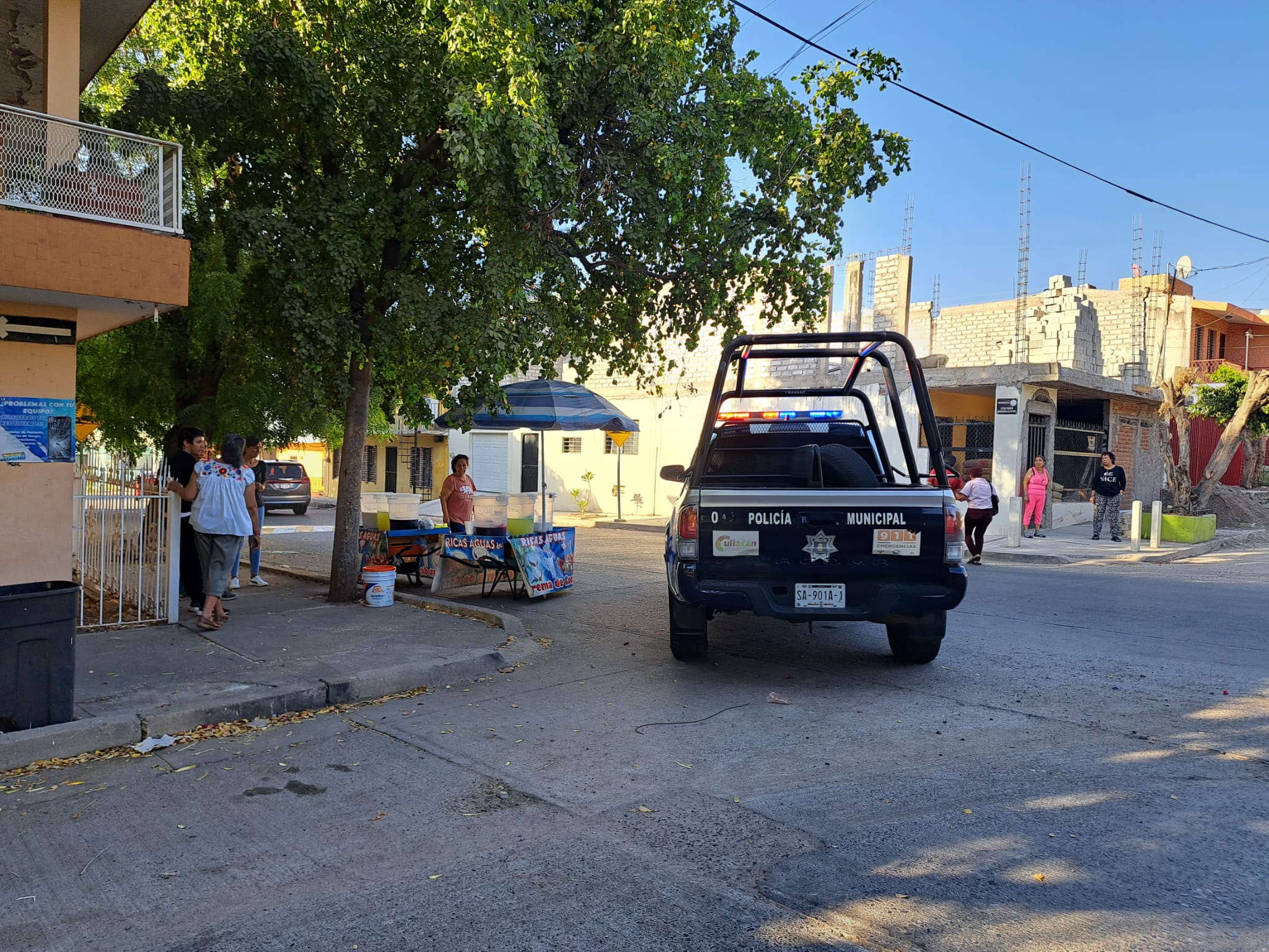 Patrulla de la policía municipal de Culiacán en el lugar donde Eduardo atacó a Jesús Yair, cuando se encontraba vendiendo aguas frescas