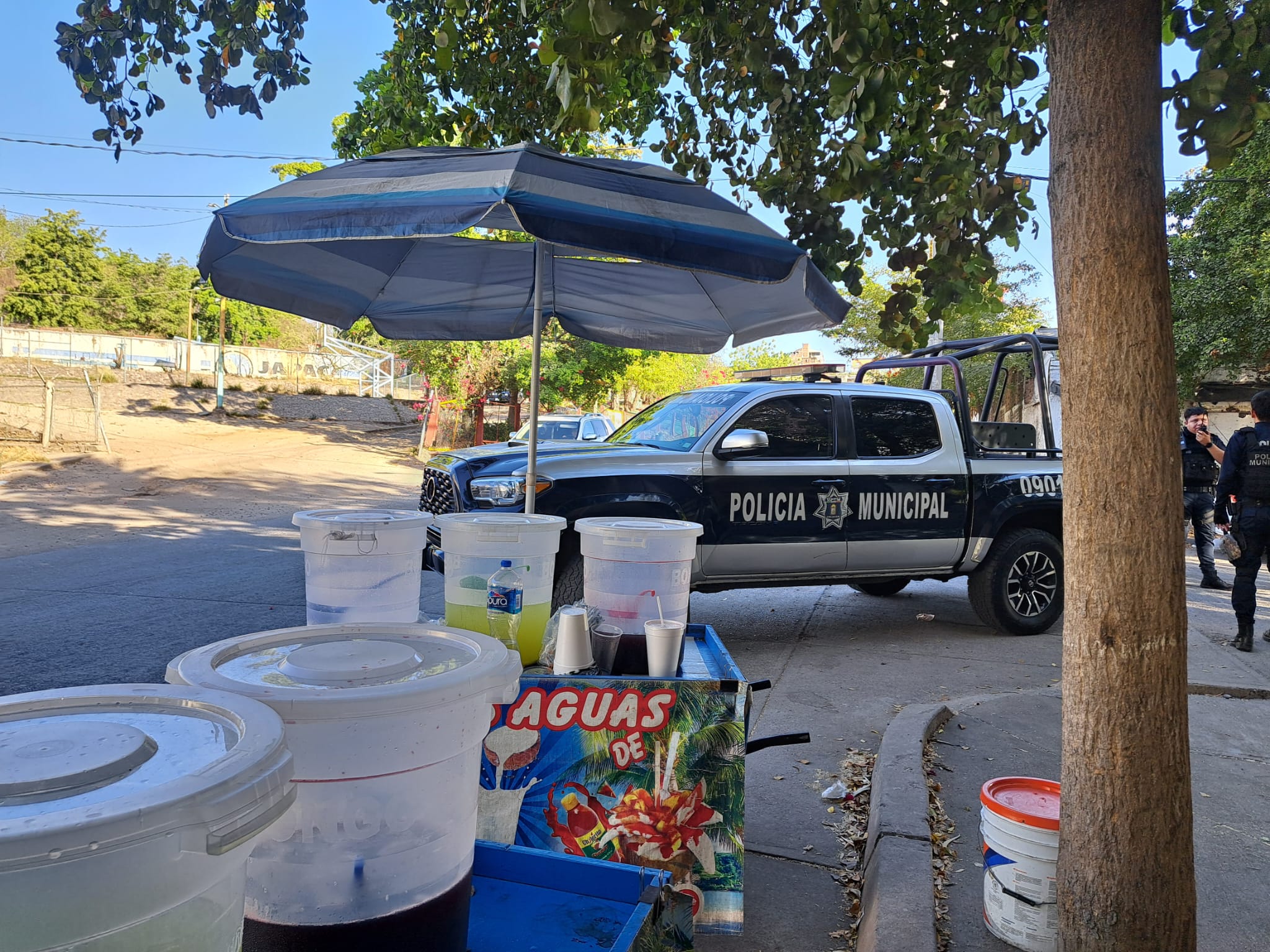 Patrulla de la policía municipal de Culiacán en el lugar donde Eduardo atacó a Jesús Yair, cuando se encontraba vendiendo aguas frescas