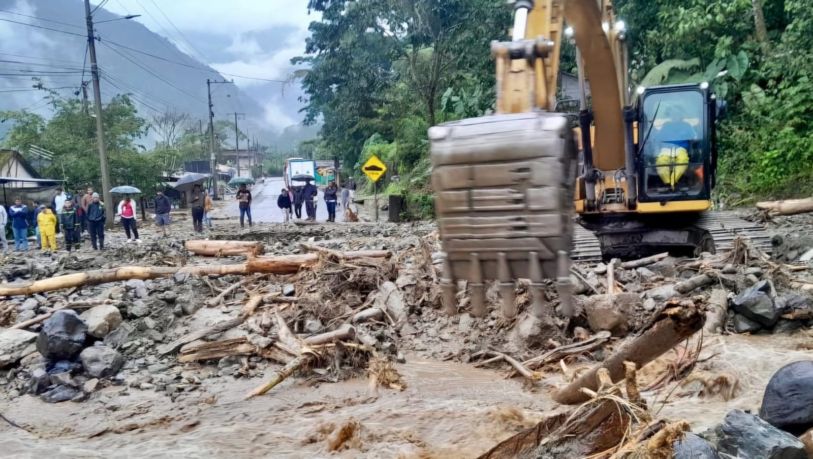 Al menos 30 desaparecidos tras alud en Ecuador