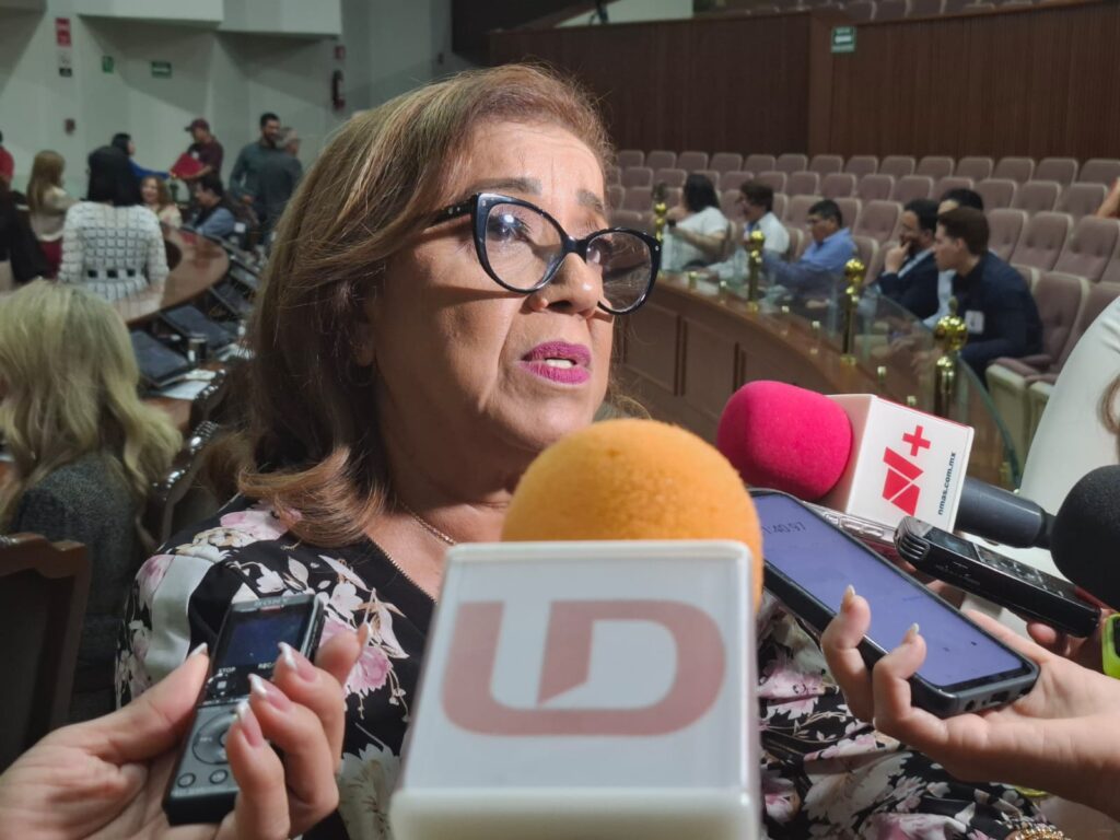 Alba Virgen Montes Álvarez. con medios de prensa
