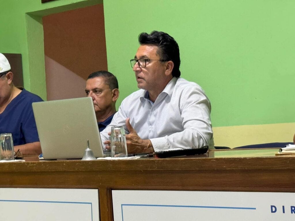 El presidente de la Liga Chevron Clemente Grijalva Cota, Alberto Corvera, encabezó la reunión de este martes en la casa club