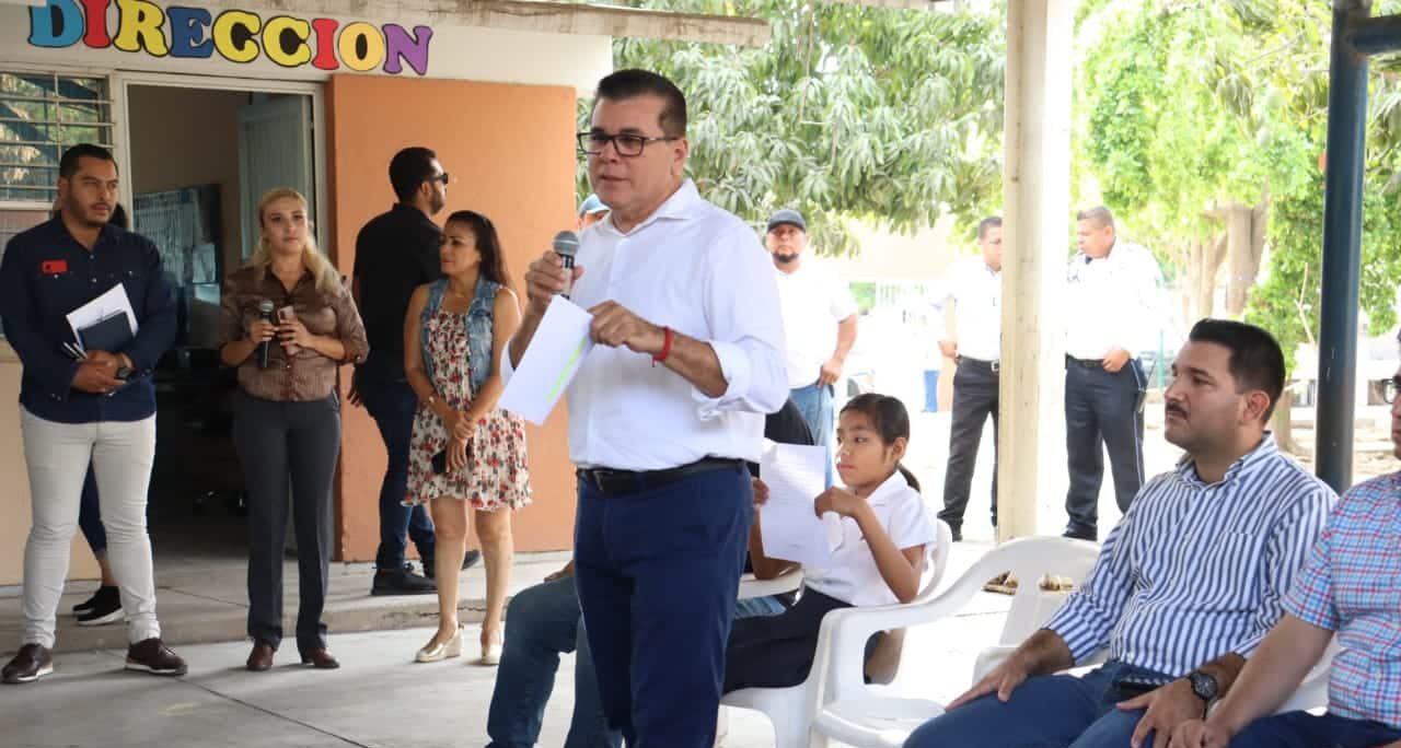 Alcalde de Mazatlán acude a escuela para instalación de subestación eléctrica
