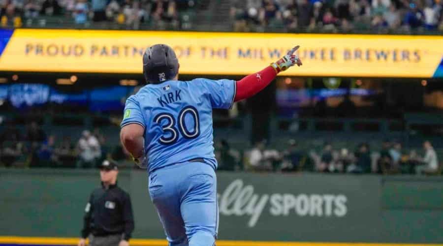 Alejandro Kirk celebra su cuadrangular con Toronto
