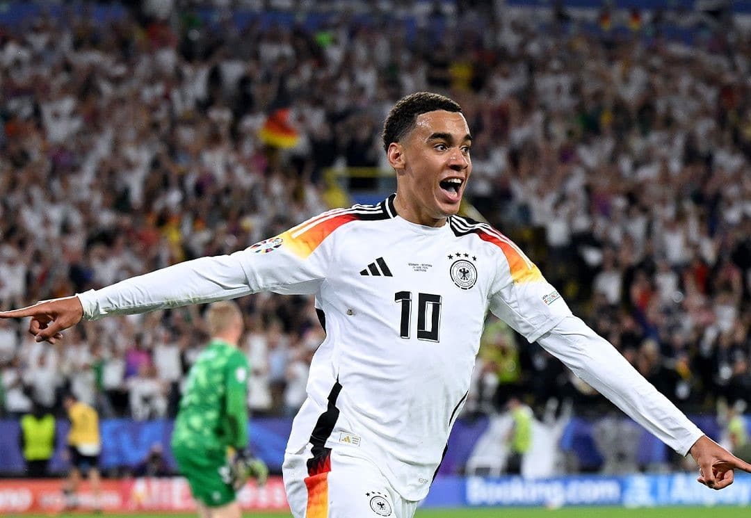 Jugador de Alemania celebra la victoria del equipo ante Dinamarca