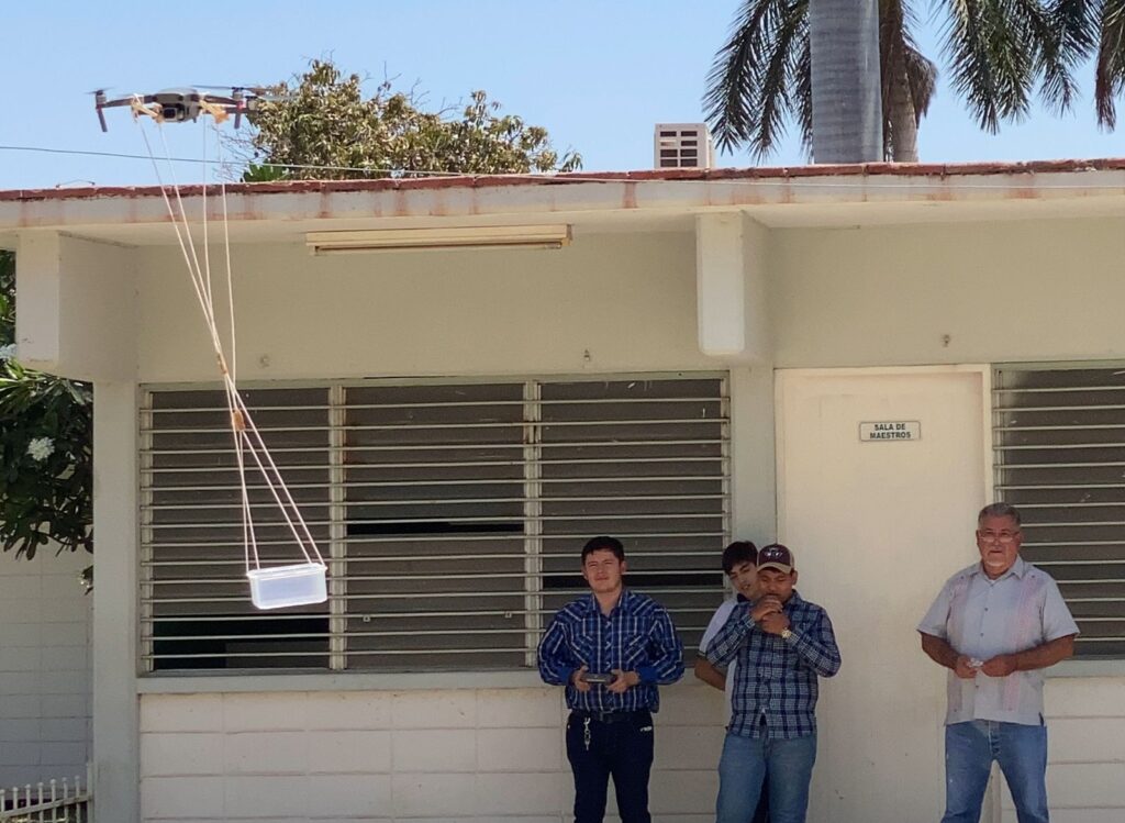 Alumnos de Conalep en Sinaloa sobrevolando un dron
