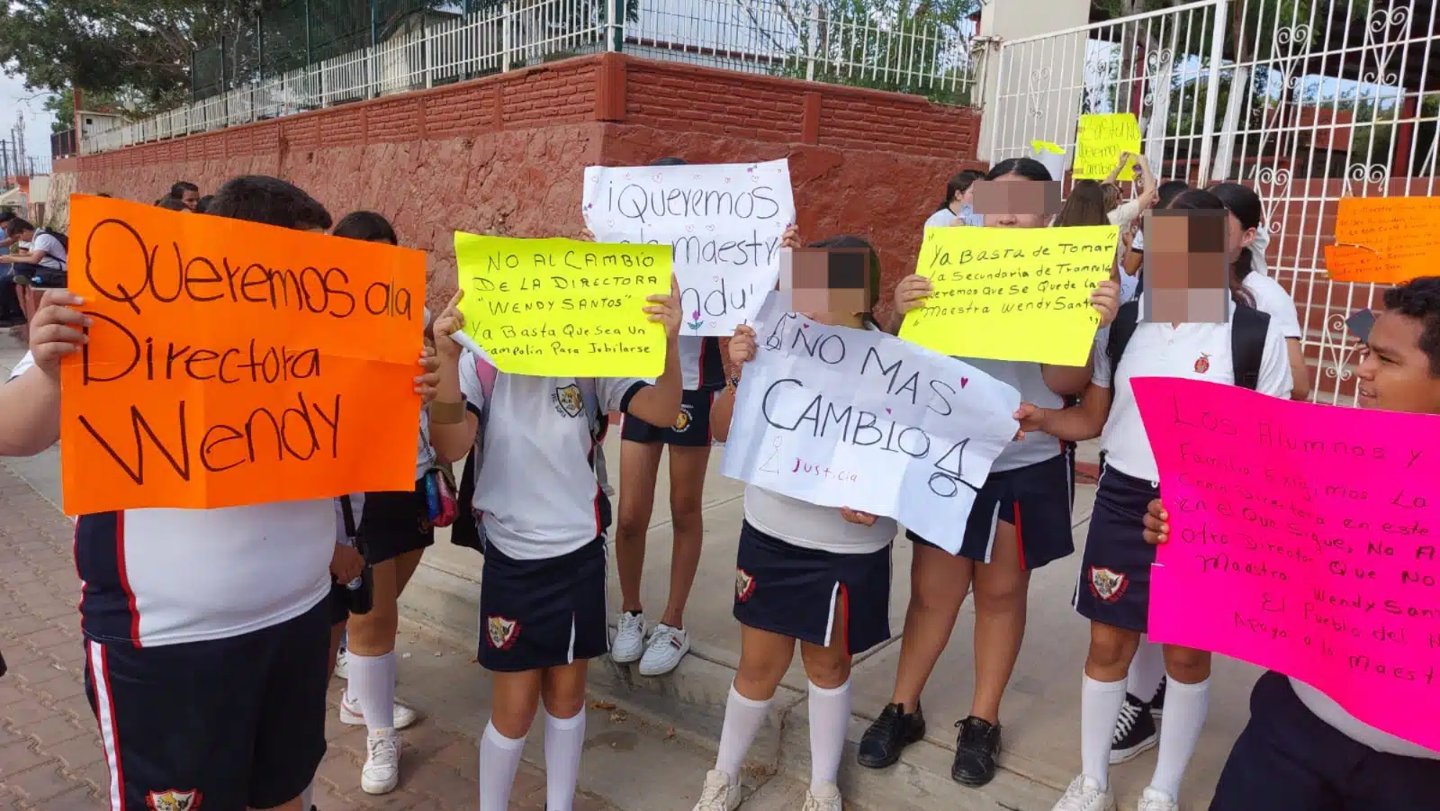 Alumnos y padres de famlia se manifiestan por cambios de directivos en secundaria el Habal, Mazatlán