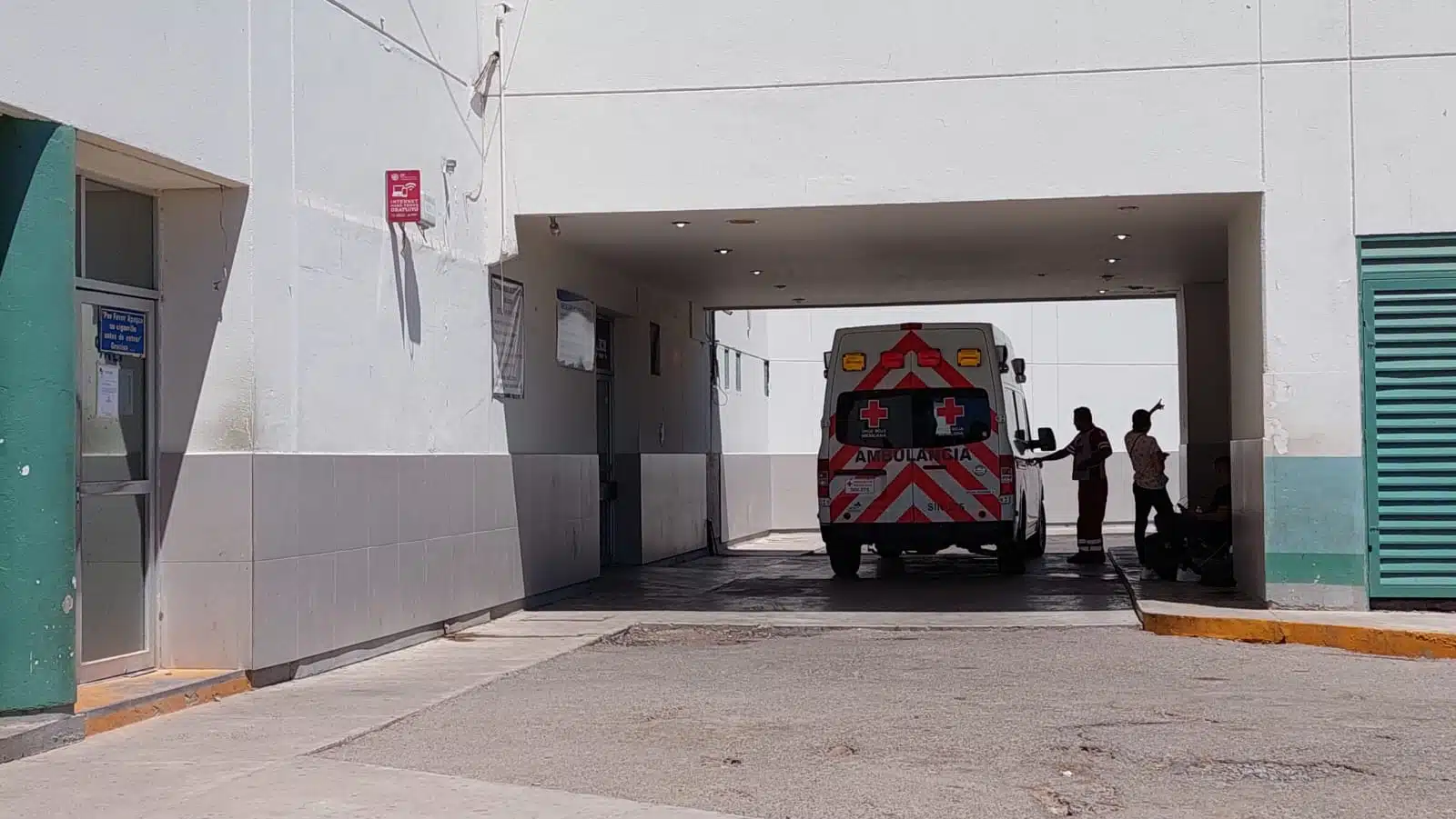 Ambulancia de la Cruz Roja en el área de urgencias en el hospital IMSS de Los Mochis