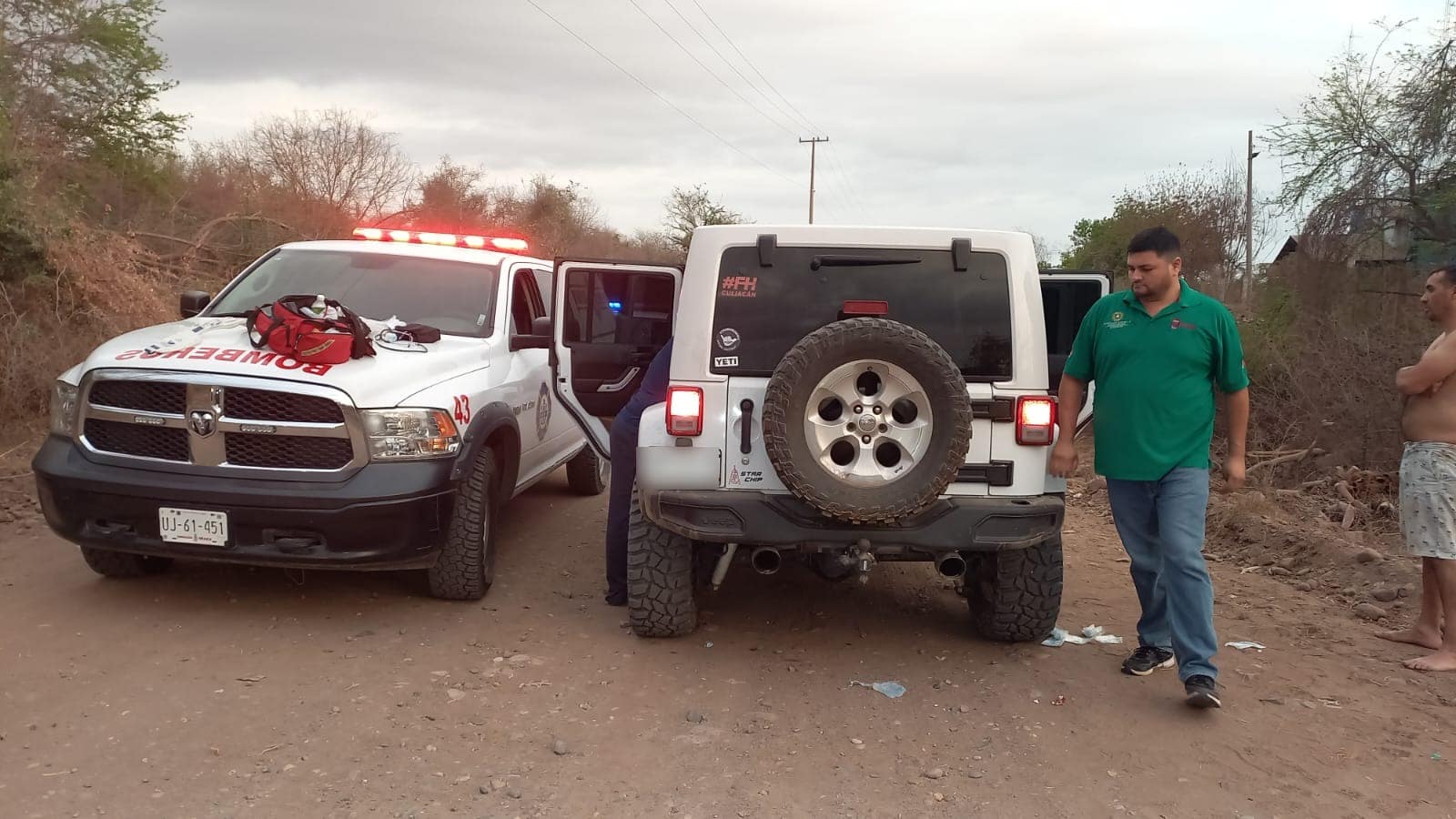 Camioneta de bomberos y un jeep en Culiacán