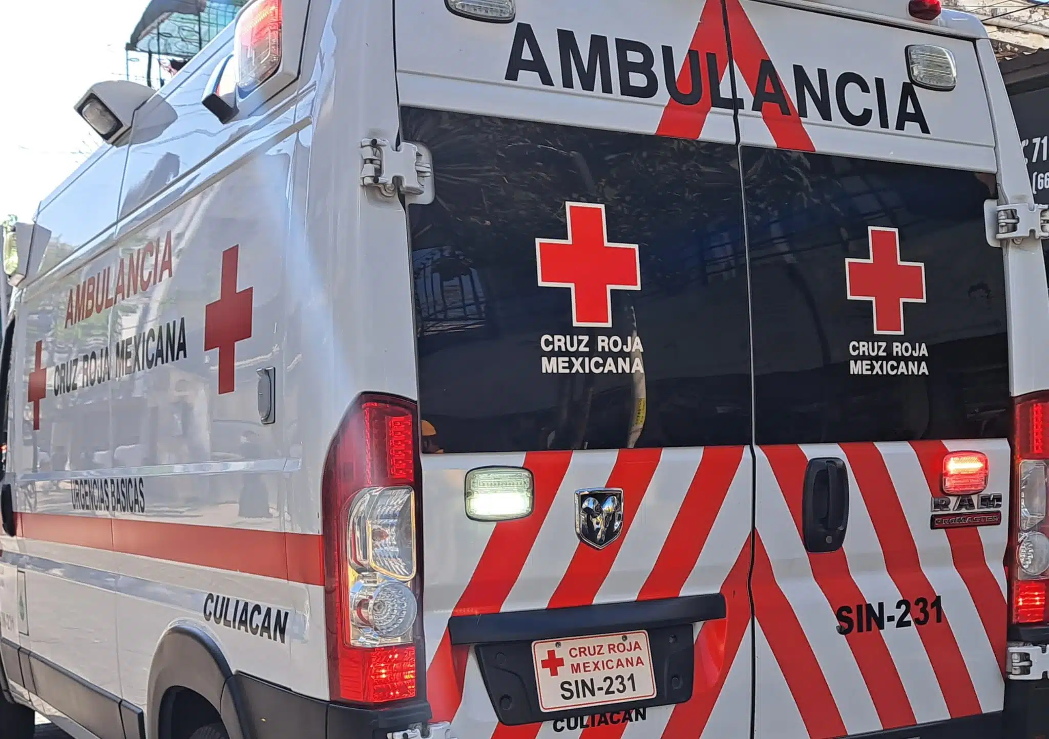 Una ambulancia de la Cruz Roja acude al sitio de emergencia