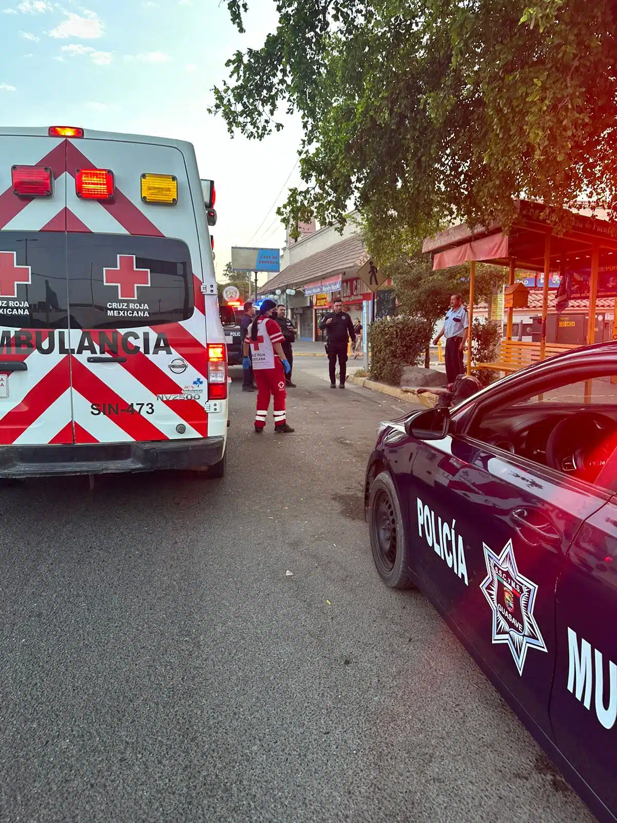 Ambulancia de la Cruz Roja con paramédicos que atienden a un hombre agredido con una varilla en Guasave