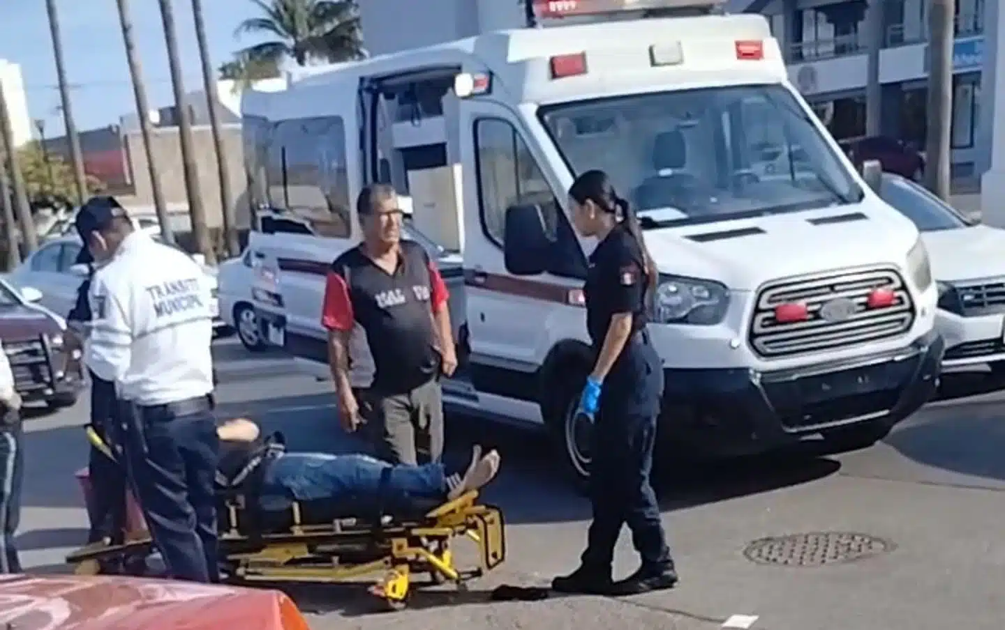 Paramédicos trasladan a un motociclista lesionado