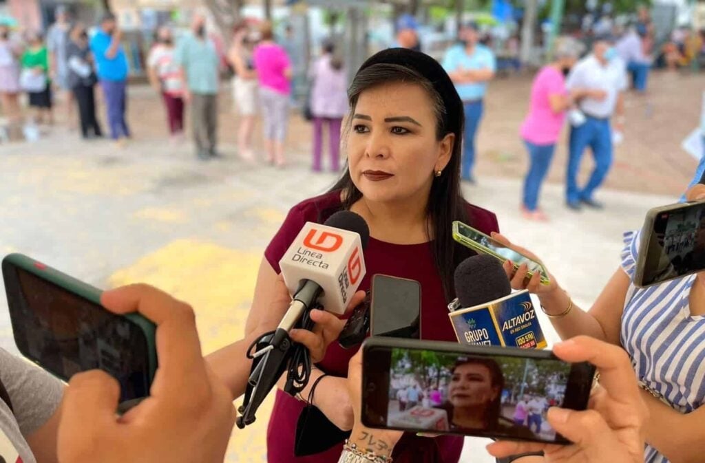 Ana Ayala Leyva con medios de prensa