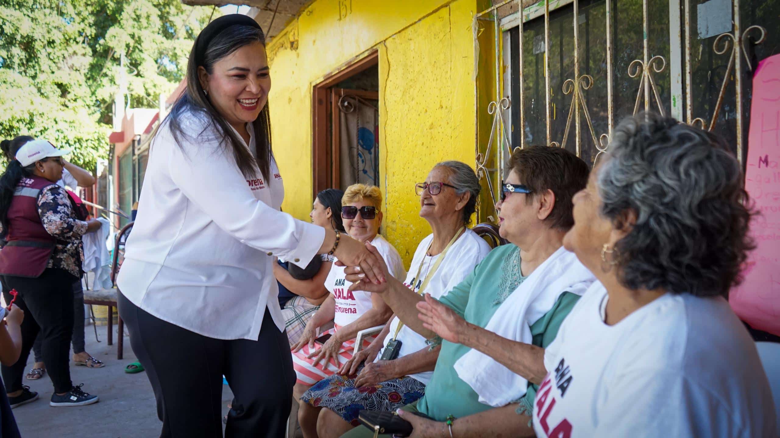 Ana Ayala Leyva saludando a personas