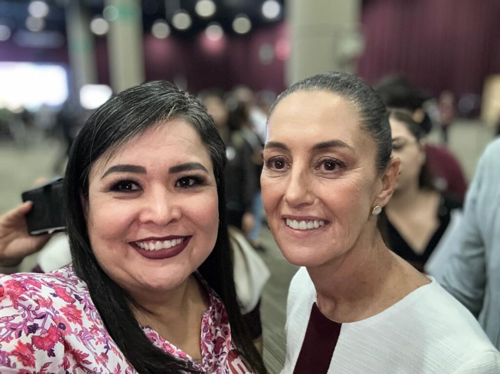 Ana Ayala junto a Claudia Sheinbaum en la reunión "Mayoría del pueblo"