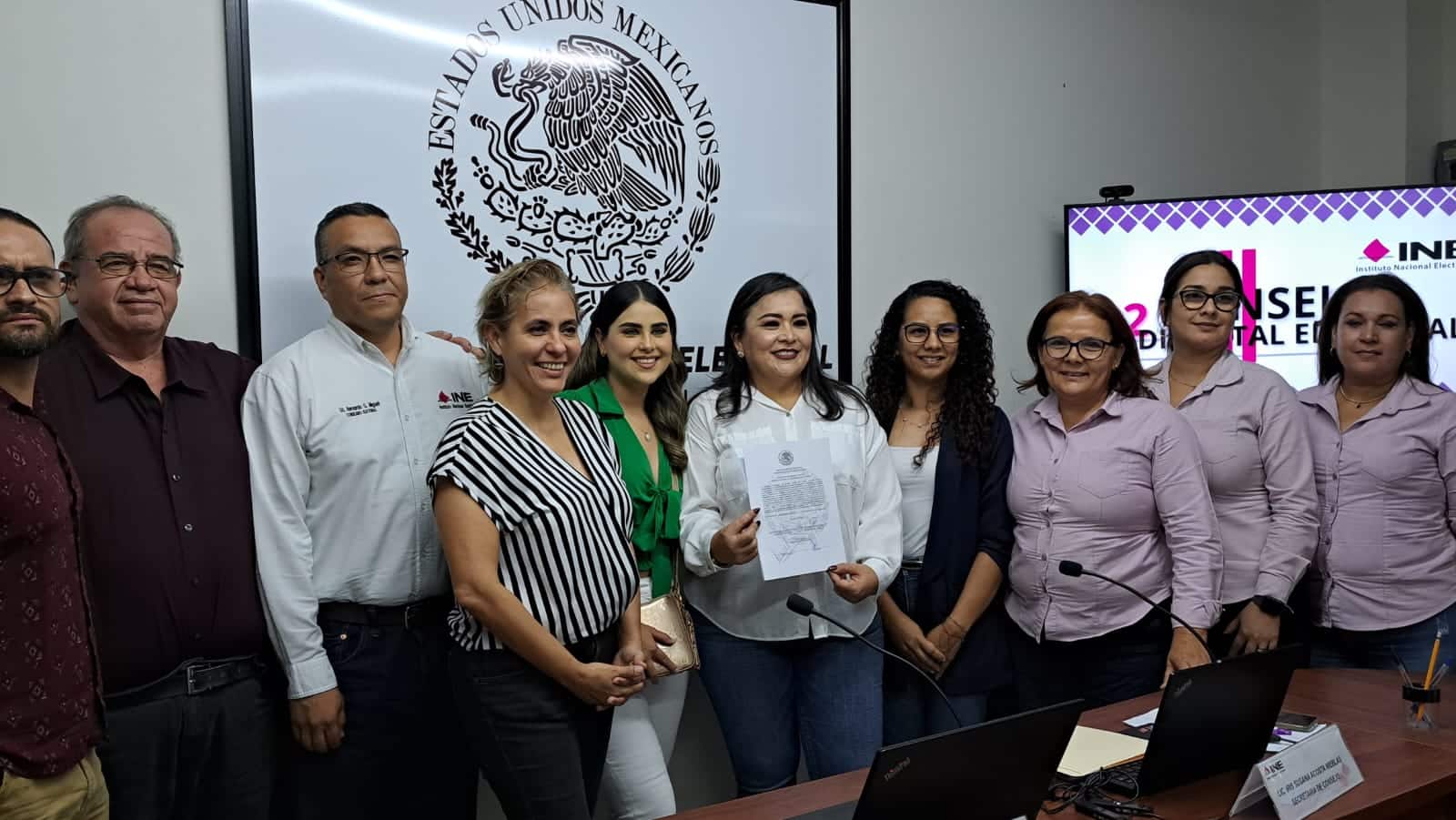 Ana Ayala de Morena recibió constancia de ganadora de la diputación federal 02.
