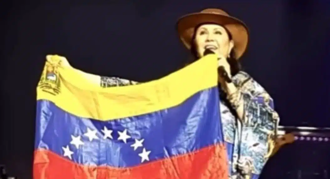 Ana Gabriel canta mientras sostiene la bandera de Venezuela