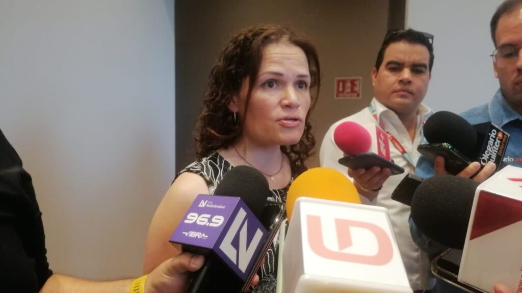 Ana Paula Hernández Romano con medios de prensa