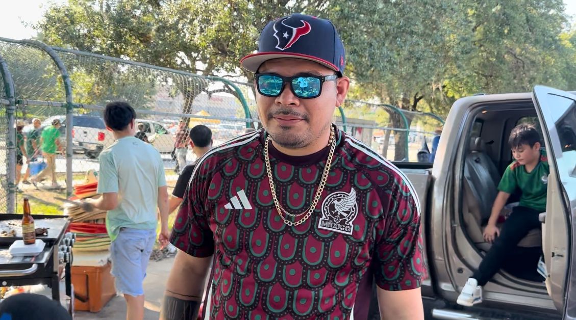 Ángel Velázquez, aficionado mexicano que viajó desde Austin, Texas