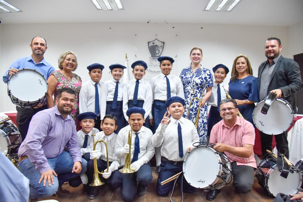 Autoridades y estudiantes de Ahome se toman la foto de entrega de los apoyos.