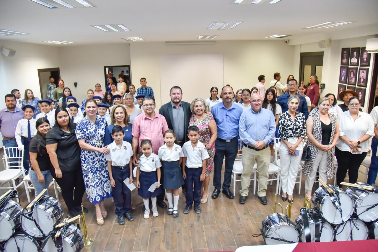 Autoridades y estudiantes de Ahome se toman la foto de entrega de los apoyos.