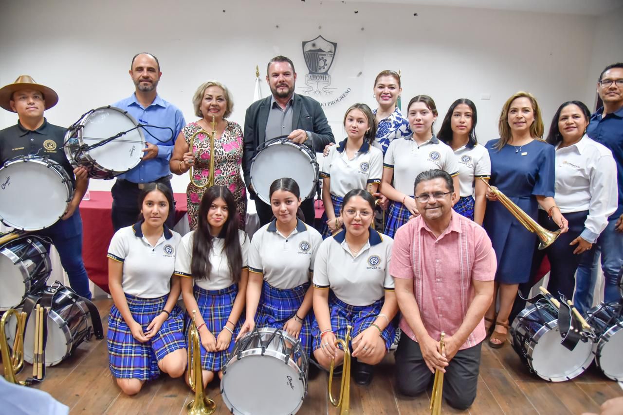 Autoridades y estudiantes de Ahome se toman la foto de entrega de los apoyos.
